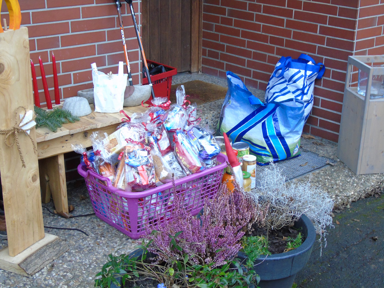 Weihnachtsgeschenke und Lebensmittel für die Evangelische Elias Gemeinde Oespel / Kley