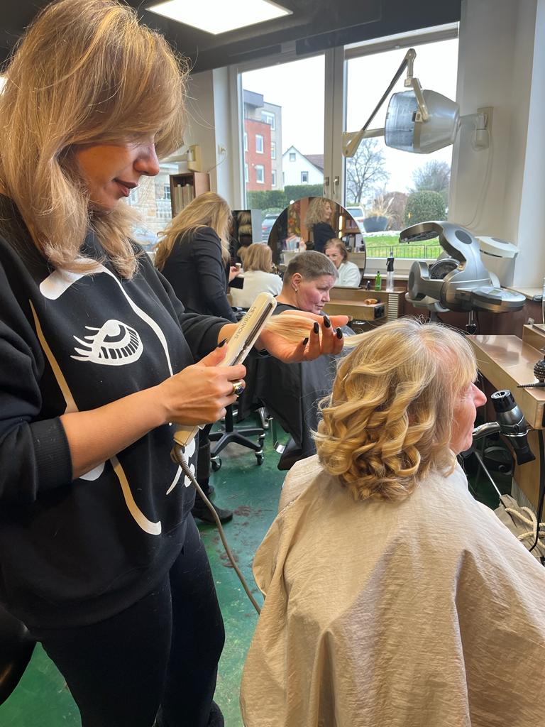 Ins Frisörsalon Haargenau by Petra Zimmer waren 25 bedürftige Seniorinnen zu einem kostenlosen Haarschnitt eingeladen.