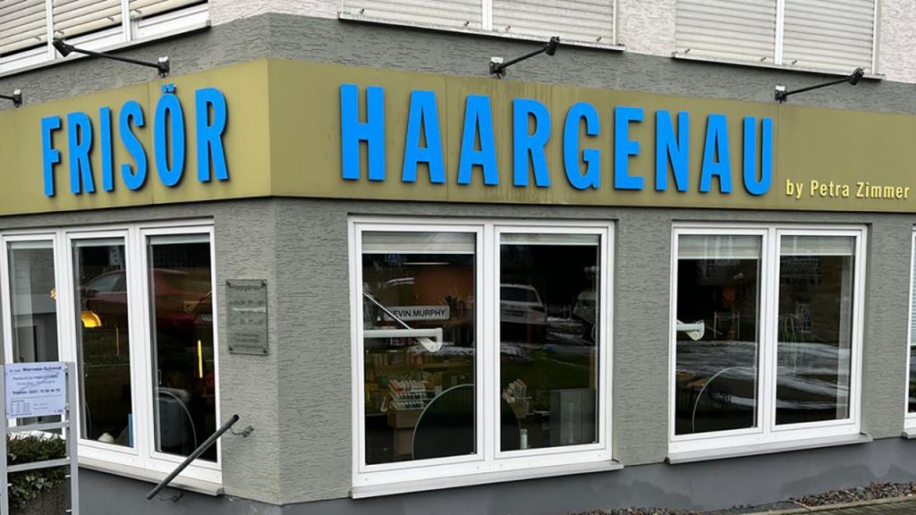 Kostenloser Haarschnitt im Frisörsalon Haagenau by Petra Zimmer für 25 bedürftige Seniorinnen