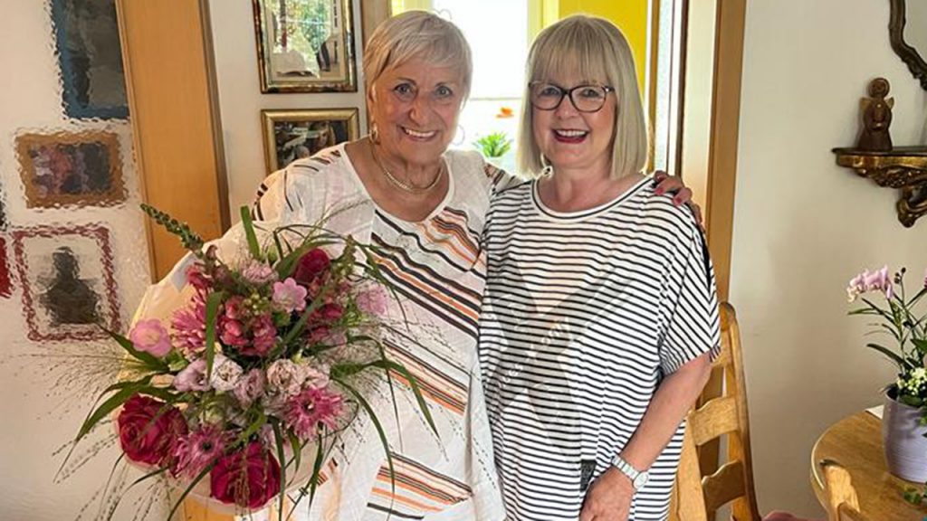 Unsere bedürftige Seniorin freute sich über die Blumen zum 80. Geburtstag