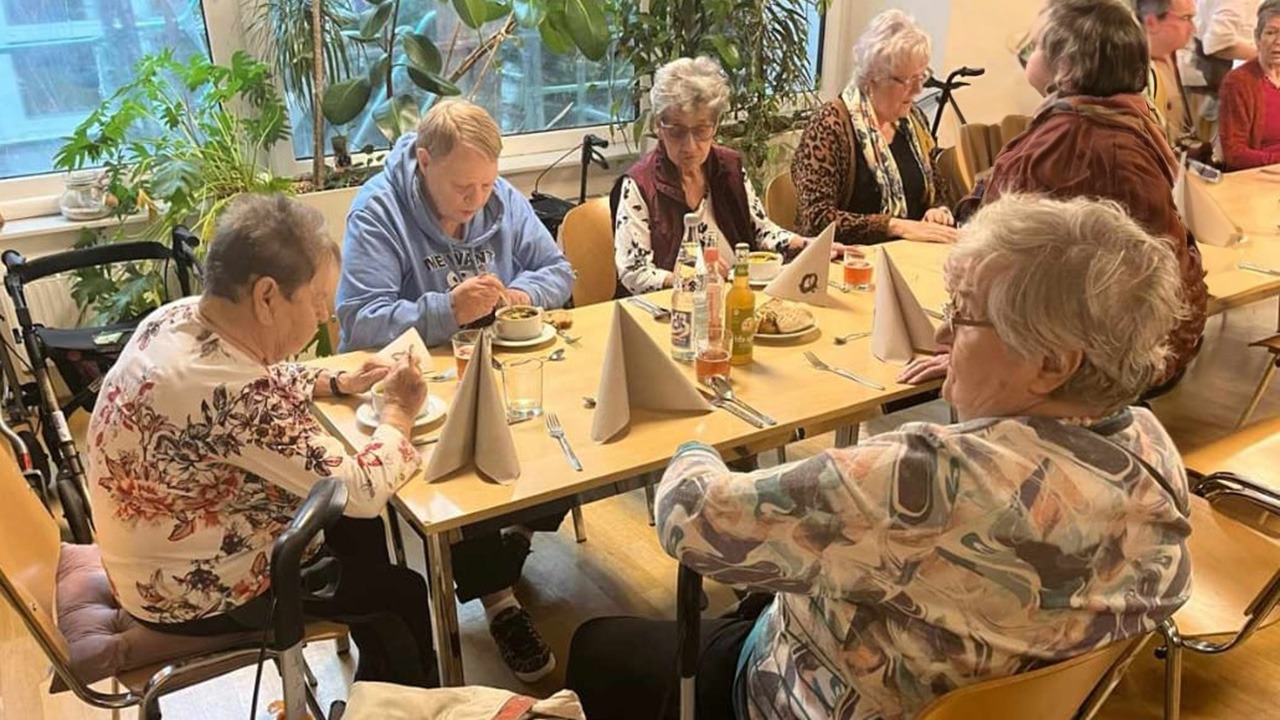 Besonderes Mittagessen für 50 bedürftige Seniorinnen und Senioren des sozialen Zentrums