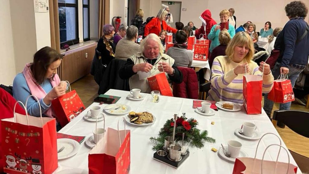 Weihnachtlicher Nachmittag für 120 bedürftige Seniorinnen und Senioren in Dortmund-Hörde