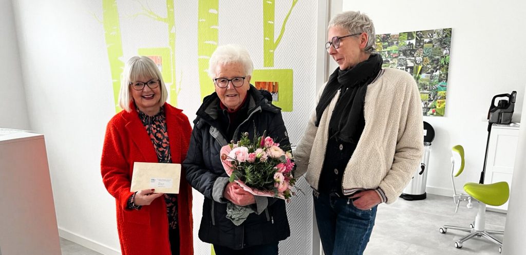 Anlässlich ihres 90. Geburtstags hatte Frau Brunhilde Otte um eine Spende für bedürftige Seniorinnen und Senioren des Vereins Seniorenglück e.V. statt Blumen gebeten.
