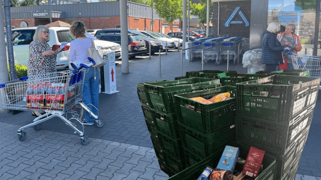 Die Kunden der ALDI Nord Märkte im Rodenberg Center und an der Wittbräucker Straße spendeten 54 Kisten mit haltbaren Lebensmitteln und Hygieneartikeln.