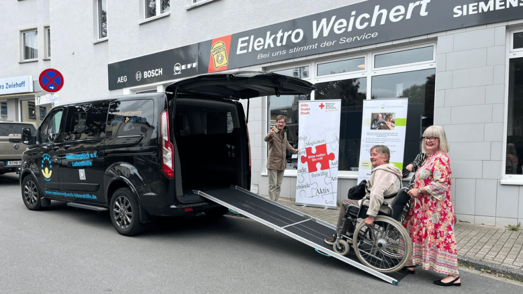 Die Rot-Kreuz-Stiftung spendete uns eine Auffahr-Rampe für unseren Vereins-Bus, damit wir auch Personen mit eingeschränkter Mobilität befördern können.