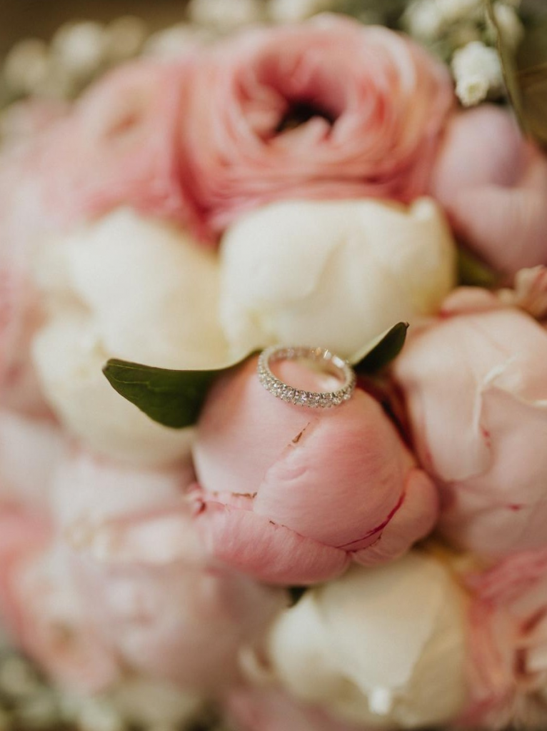 Der Brautstrauß - ein Gebinde aus weißen und hellrosa Rosen und weißem Schleierkraut