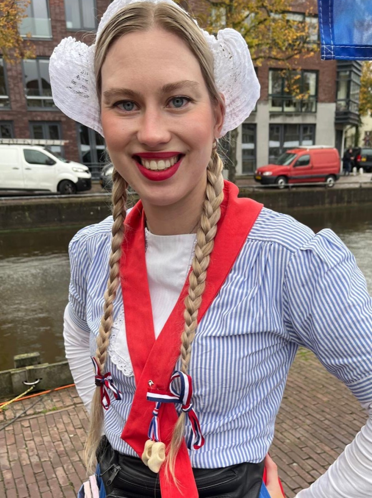 Ein typisches Hollandse Mejsje - so nennt man in Holland die Mädchen in ihrer typischen Tracht - lange blonde Zöpfe, Holland-Häubchen, roter Rock mit blauer Schürze.