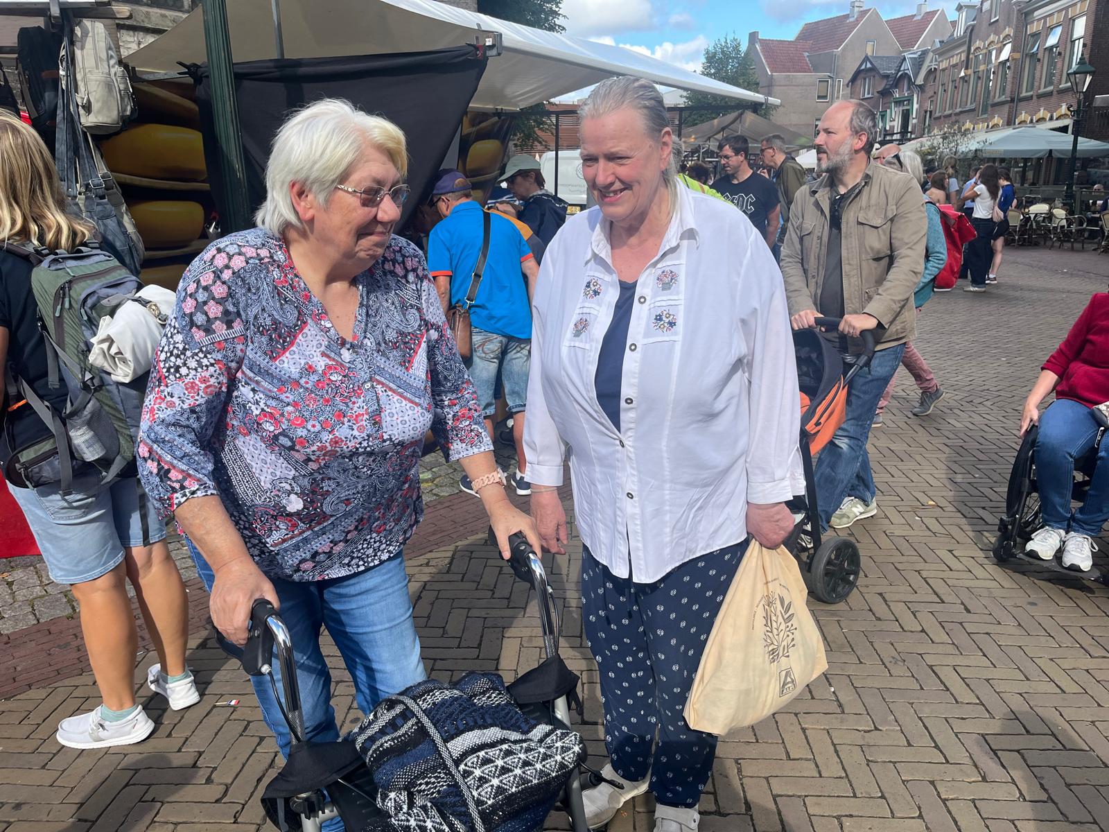 Für ihren Einkaufsbummel über den Markt erhielten die Seniorinnen und Senioren jeweils 30,00 Euro.