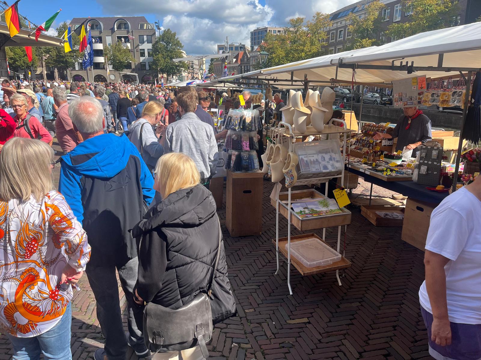 Holland-Clogs gab es an fast jedem der Markstände zu kaufen.