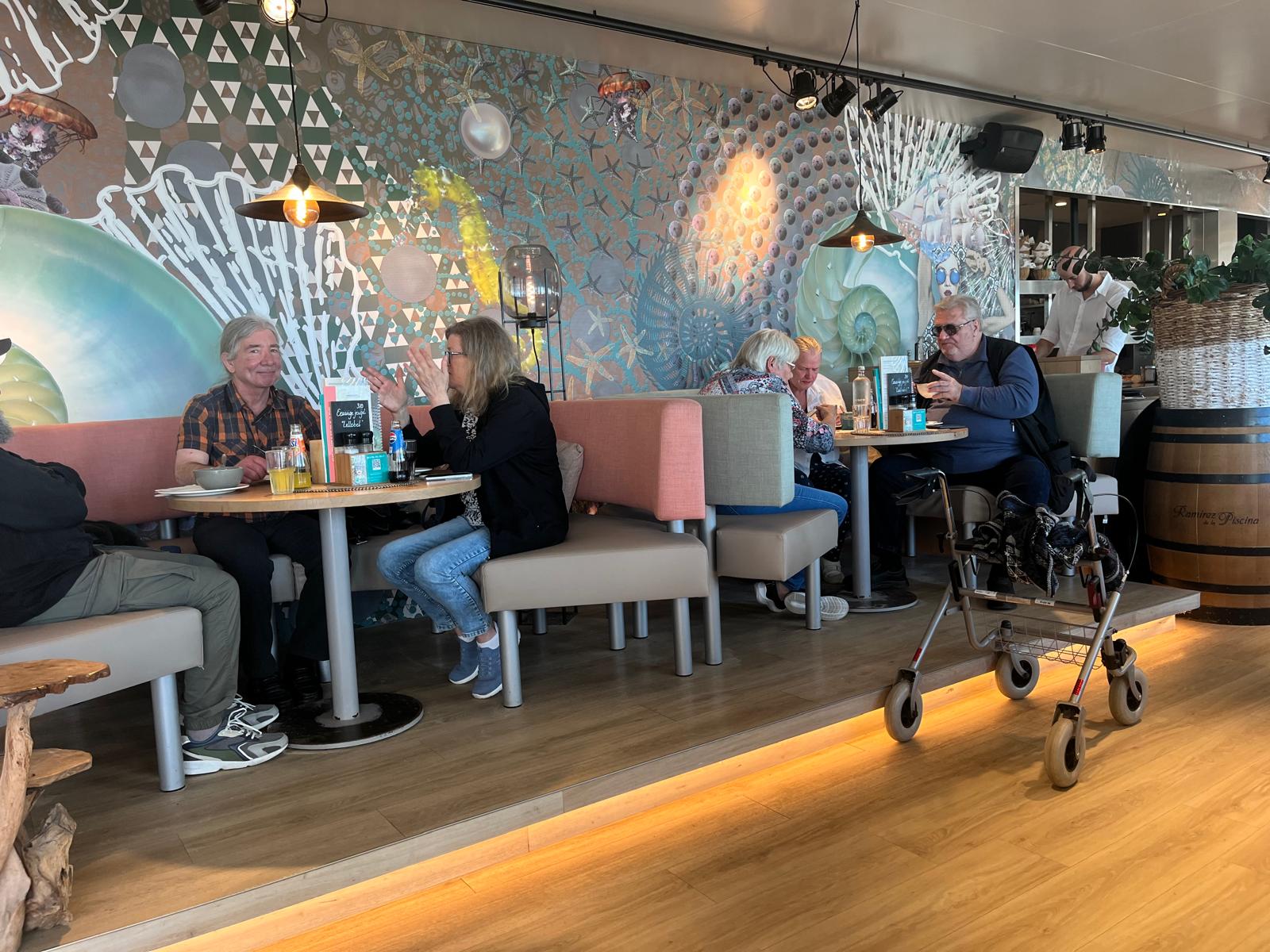 Im Innenbereich des Restaurant Nautilus kann man sehr gemütlich sitzen und es sich schmecken lassen.