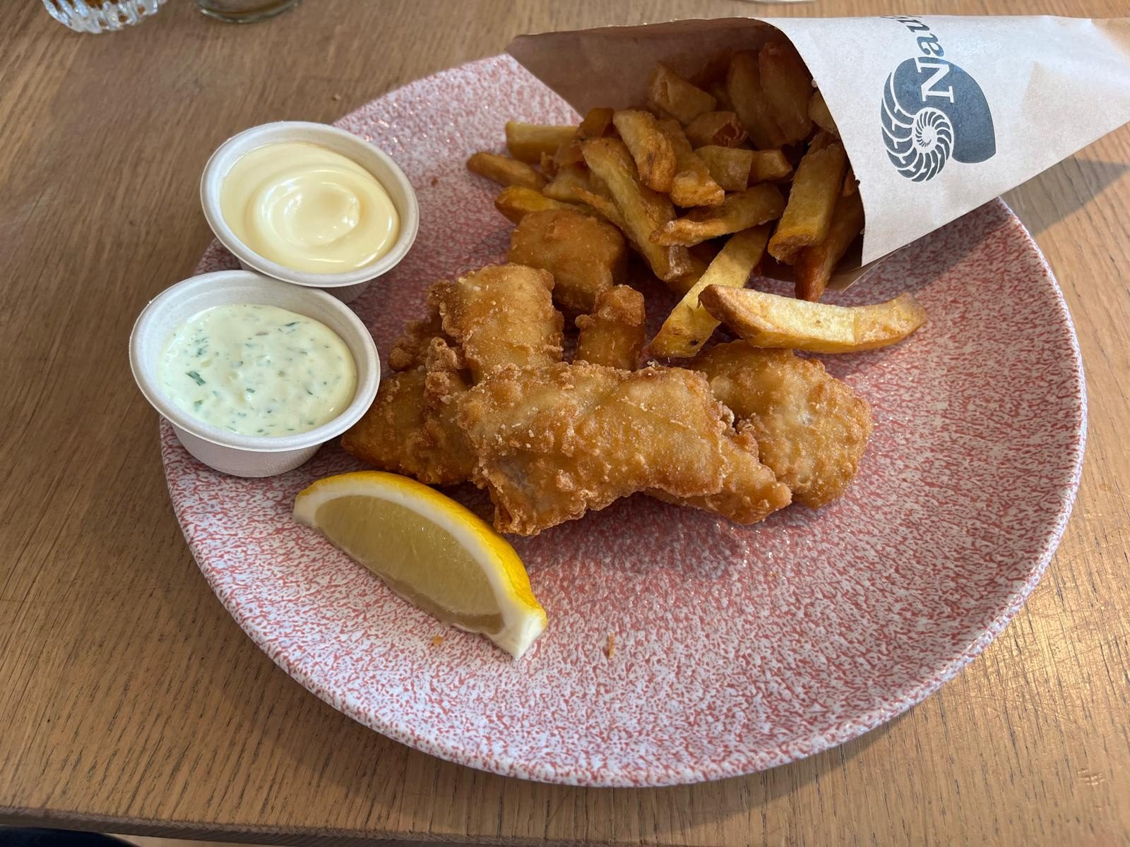Fish and Chips auf holländische Art - Knuspriger Backfisch und knusprige Pommes mit Remoulade und cremiger Mayonnaise