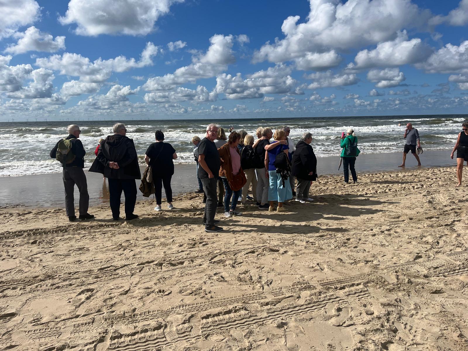 Beim Strandspaziergang genossen die Rentnerinnen und Rentner die warme Sonne und die erfrischende Meeresbrise.
