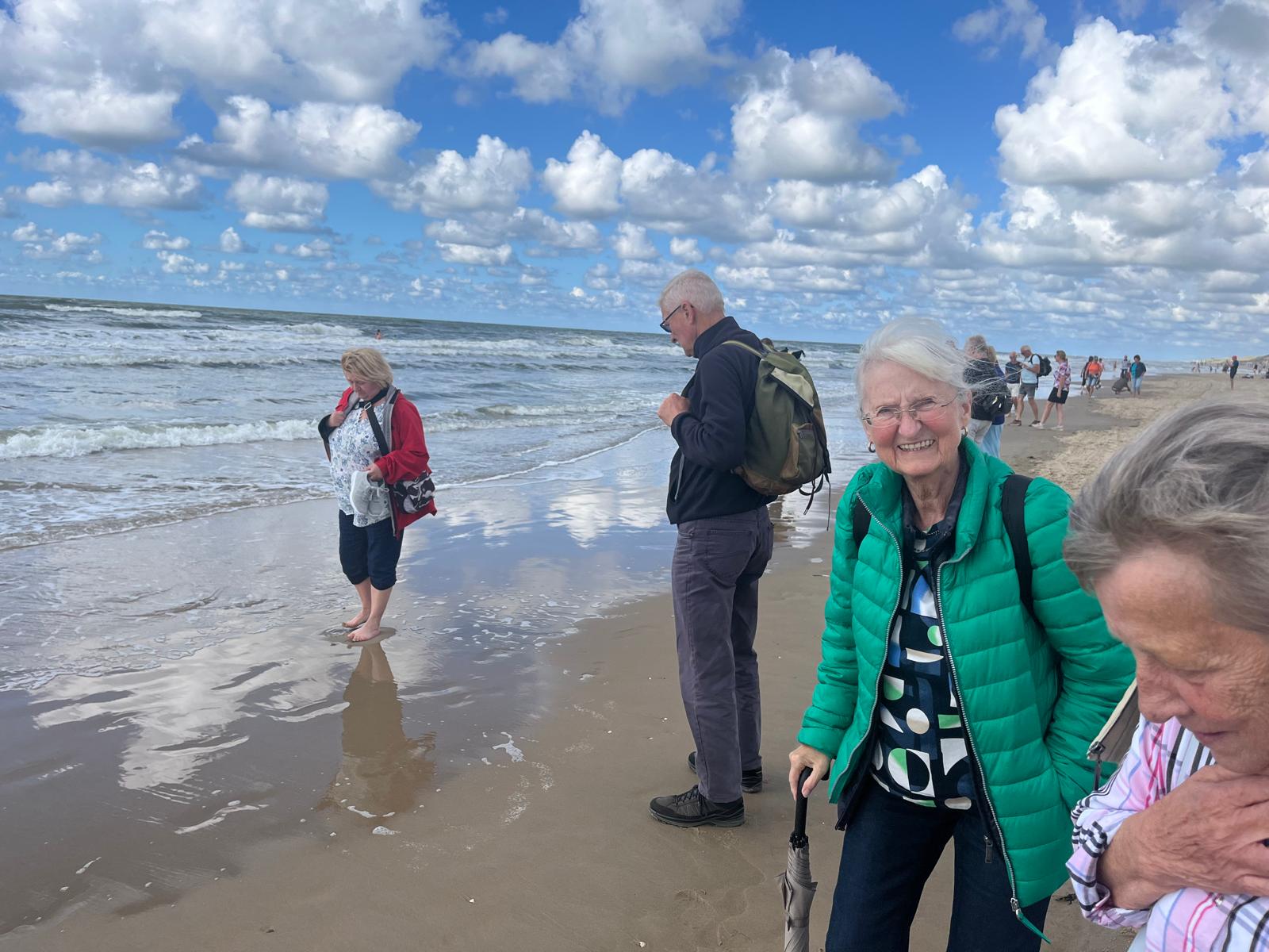 Barfuß am Strand - Die eine oder andere Seniorin ging mit den bloßen Füßen ins Wasser.