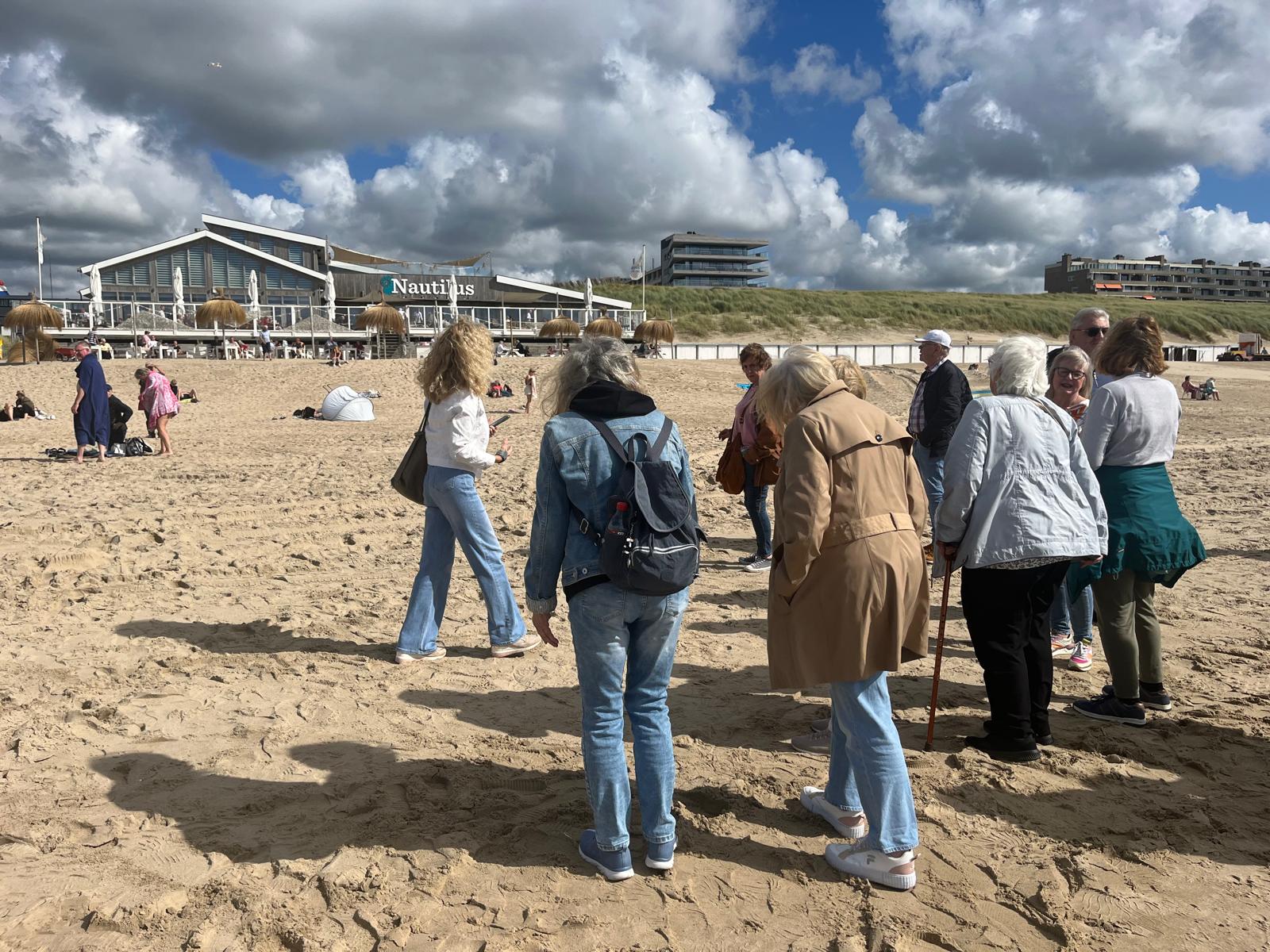 In Egmont aan Zee - Im Hintergrund das Restaurant Nautilus aan zee, wo die Seniorinnen und Senioren köstlich gegessen haben.