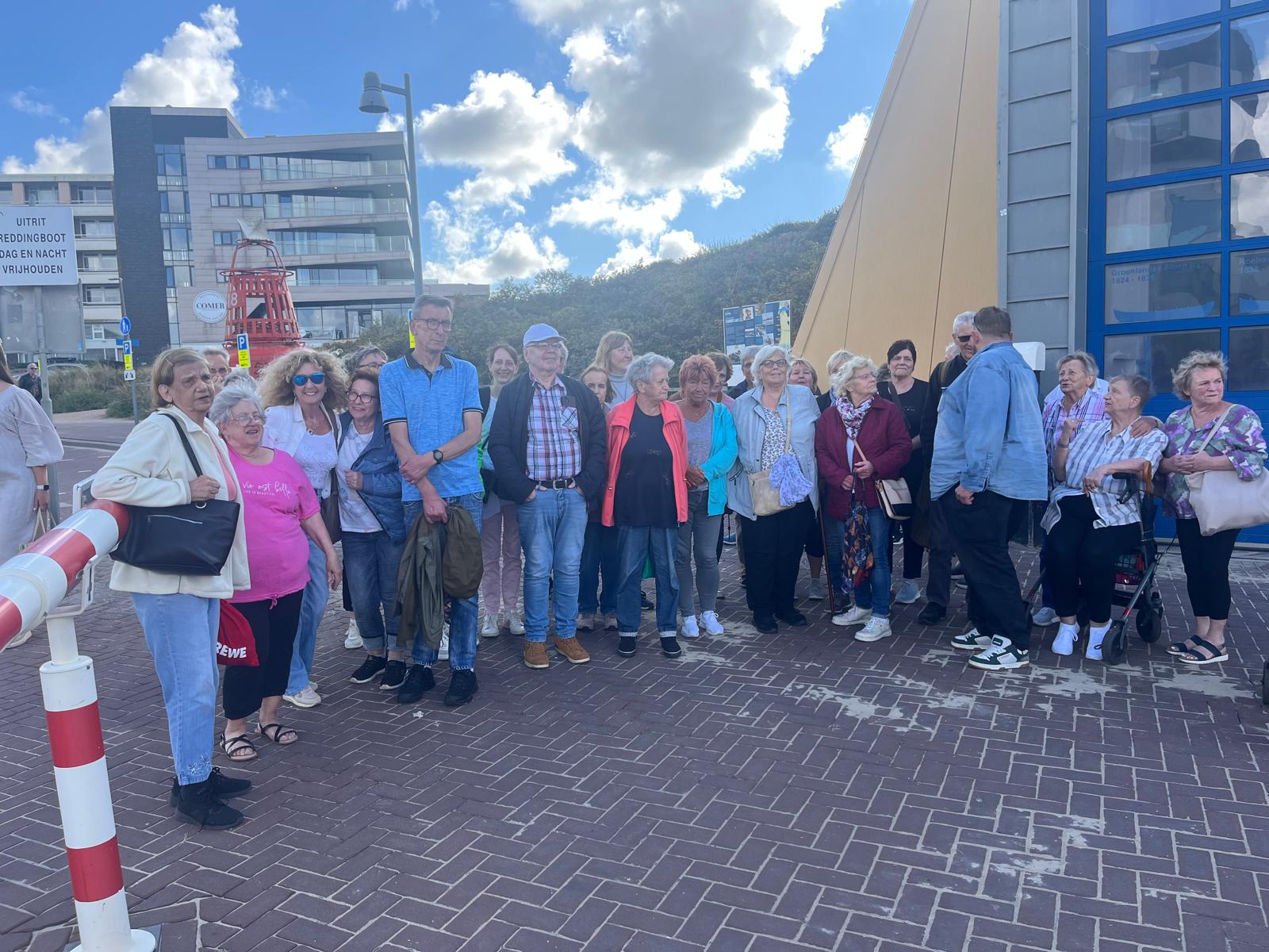 Warten auf den Bus - Am späten Nachmittag brachte der GRAF's Reisen Bus die Seniorinnen und Senioren wieder nach Hause.