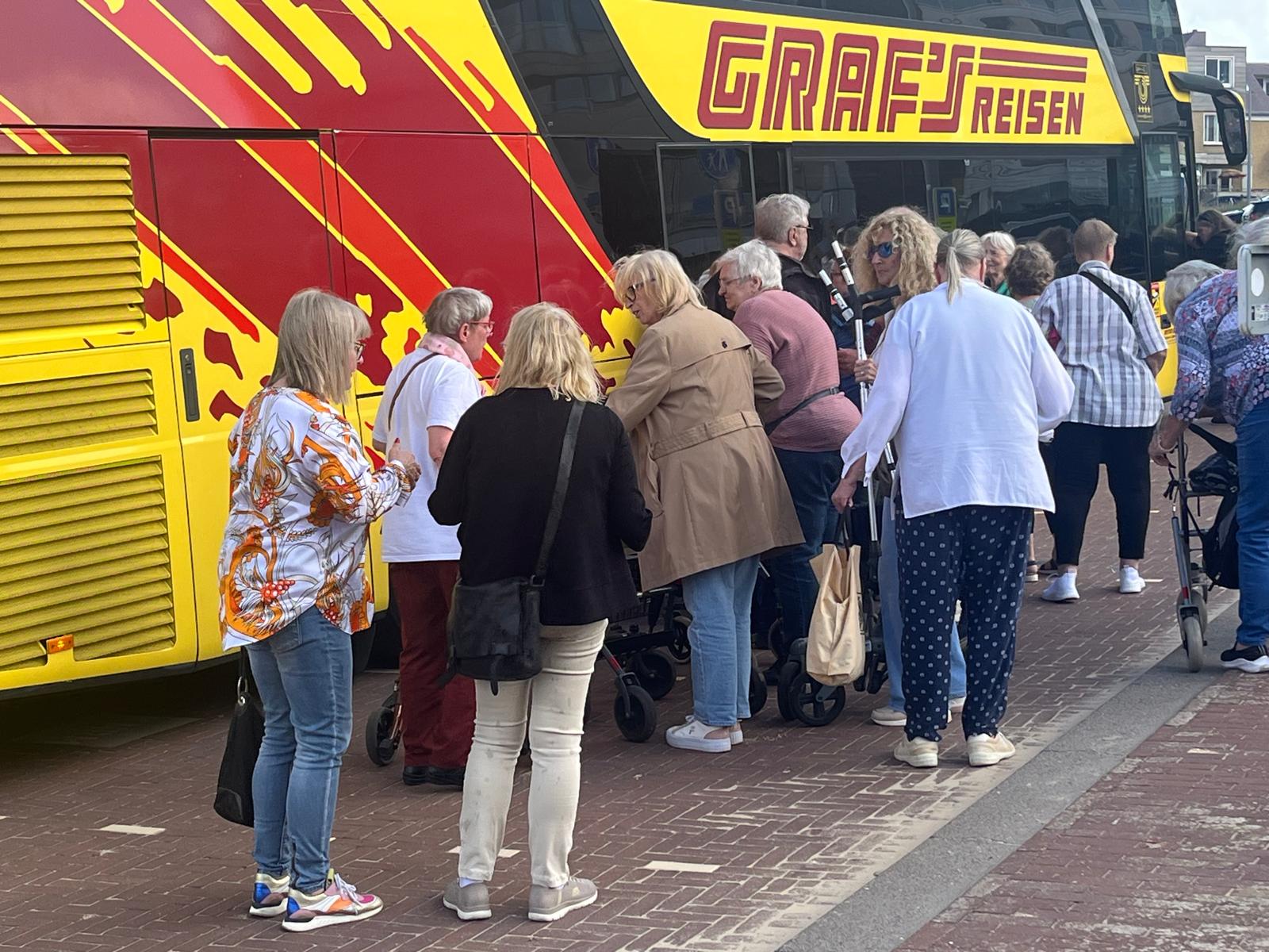 Einsteigen zur Heimfahrt - in den GRAF's Reisen Bus.