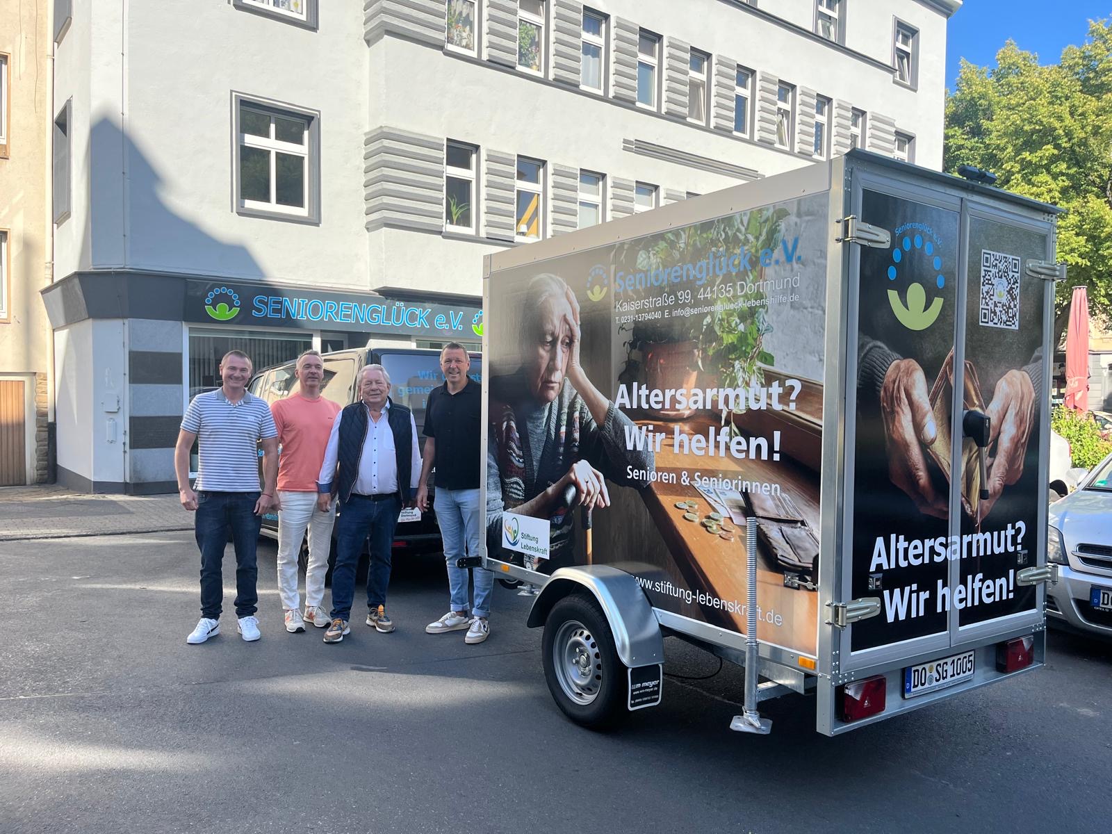 Die Teams von Seniorenglück e.V. und der Stiftung Lebenkraft präsentieren stolz den neuen Transporter vor dem Büro des Seniorenglück e.V. in der Kaiserstraße.