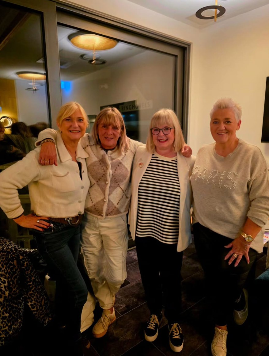 Cornelia Sbosny (2. von rechts), die 1. Vorsitzende des Seniorenglück e.V., besuchte Anfang des Monats die Dortmunder Juwelen - Ehemalige Karnevalsprinzessinnen und Frauen und stellte ihnen den Verein vor.