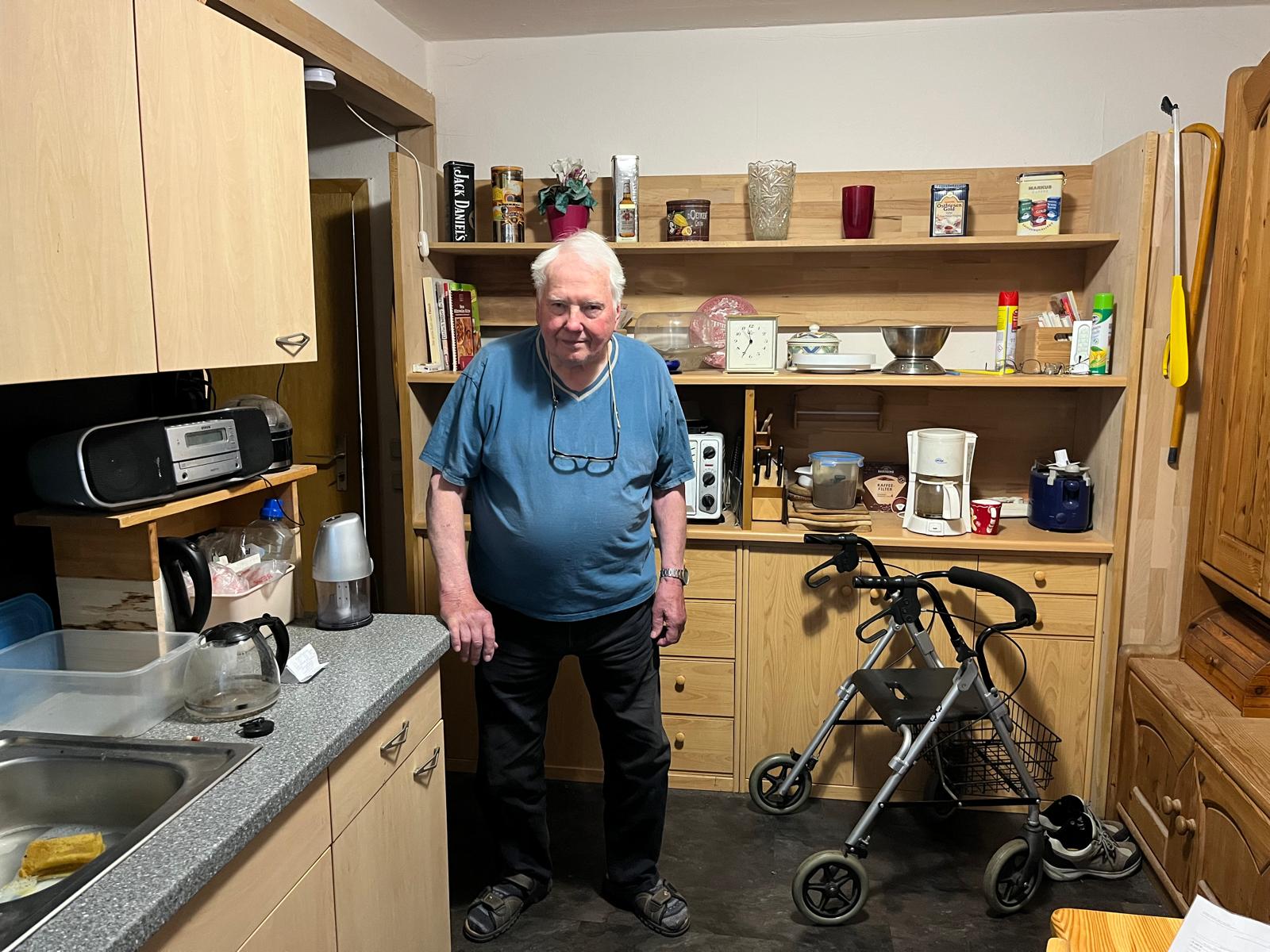 Herr Jäger in seiner kleinen Wohnung