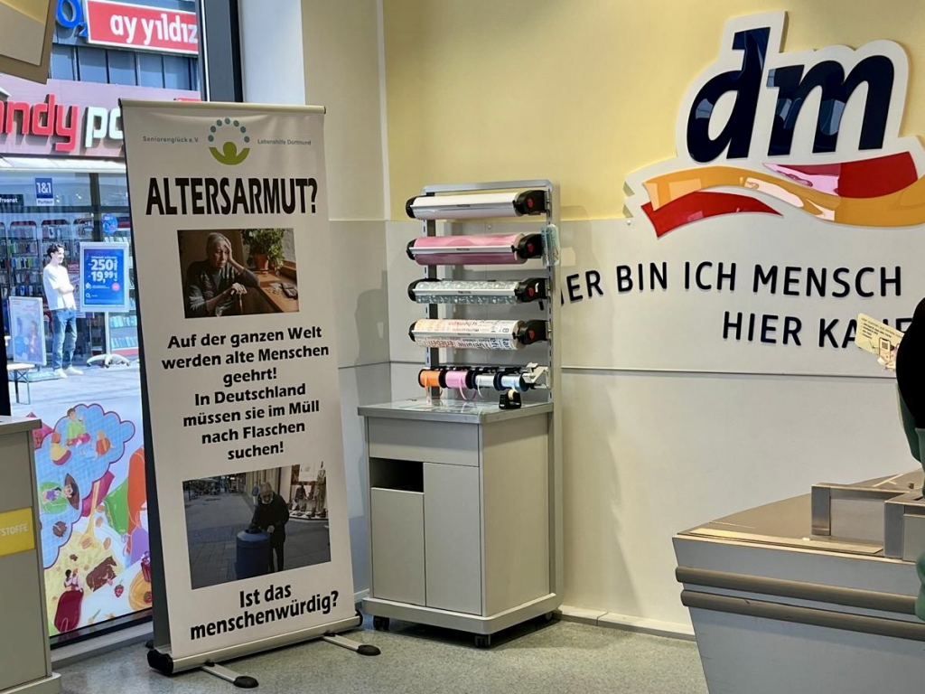 Altersarmut? Auf der ganzen Welt werden alte Menschen geehrt. In Deutschland müssen sie im Müll nach Flaschen suchen. Ist das menschenwürdig? Kaufe zwei - spende eins - Charity-Aktion im dm-Markt am Ostenhellweg, Dortmund dm - Hier bin ich Mensch, hier kaufe ich ein.