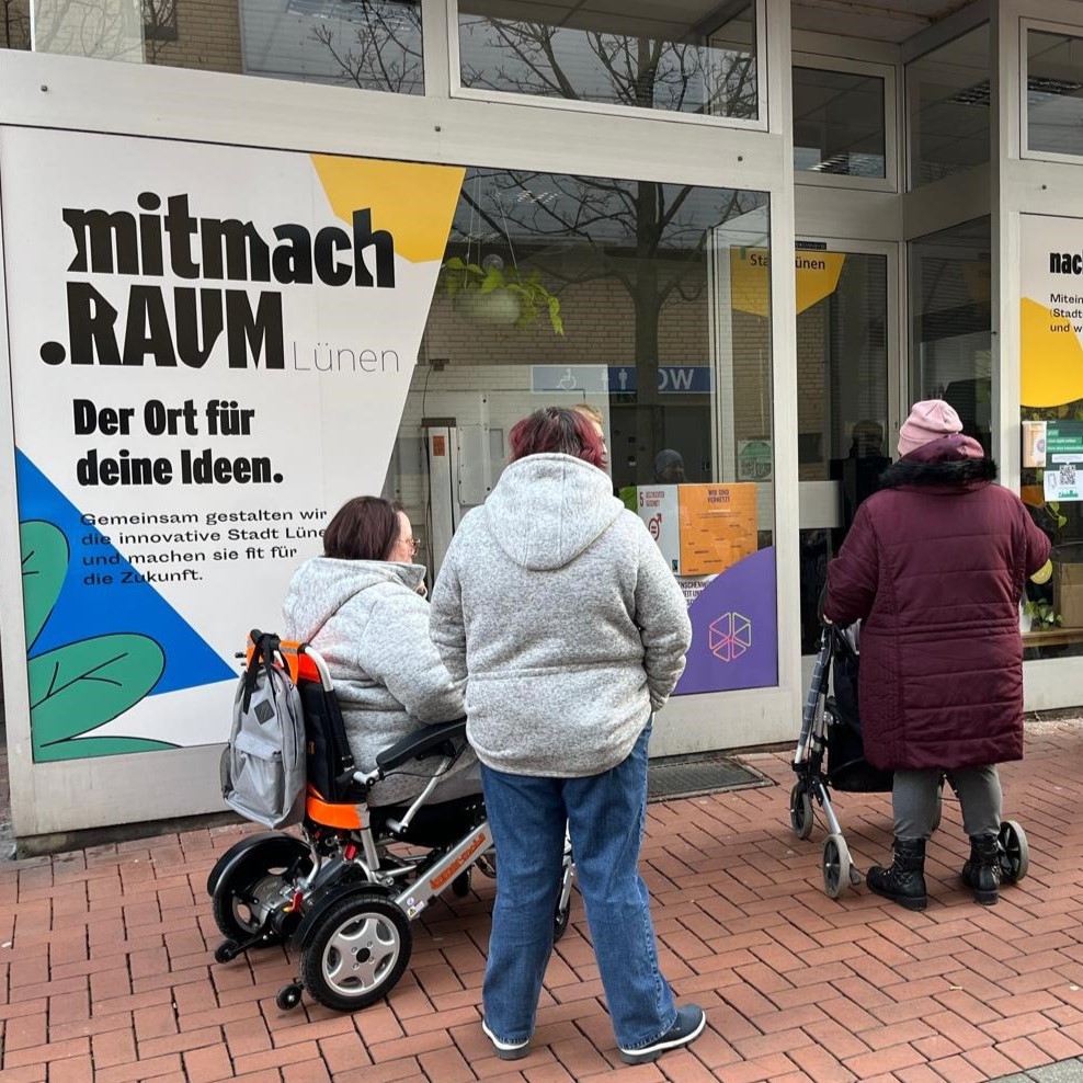 Vor dem mitmach.RAUM, wo die Lünener Seniorentafel stattfindet, haben sich bereits die ersten Seniorinnen eingefunden.