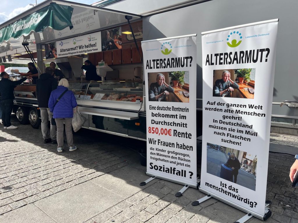Altersarmut? Wir helfen! Tevil's Fischwerk und die Stiftung Lebenskraft spendeten bedürftigen Seniorinnen und Senioren 1000 kostenlose Mittagessen am Marktstand auf dem Dortmunder Wochenmarkt.