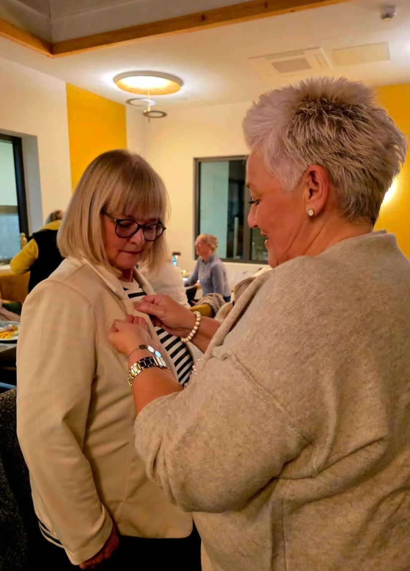 Cornelia Sbosny, die 1. Vorsitzende des Seniorenglück e.V. (links im Bild), erhielt von den Dortmunder Juwelen den Jubiläumsanstecker.