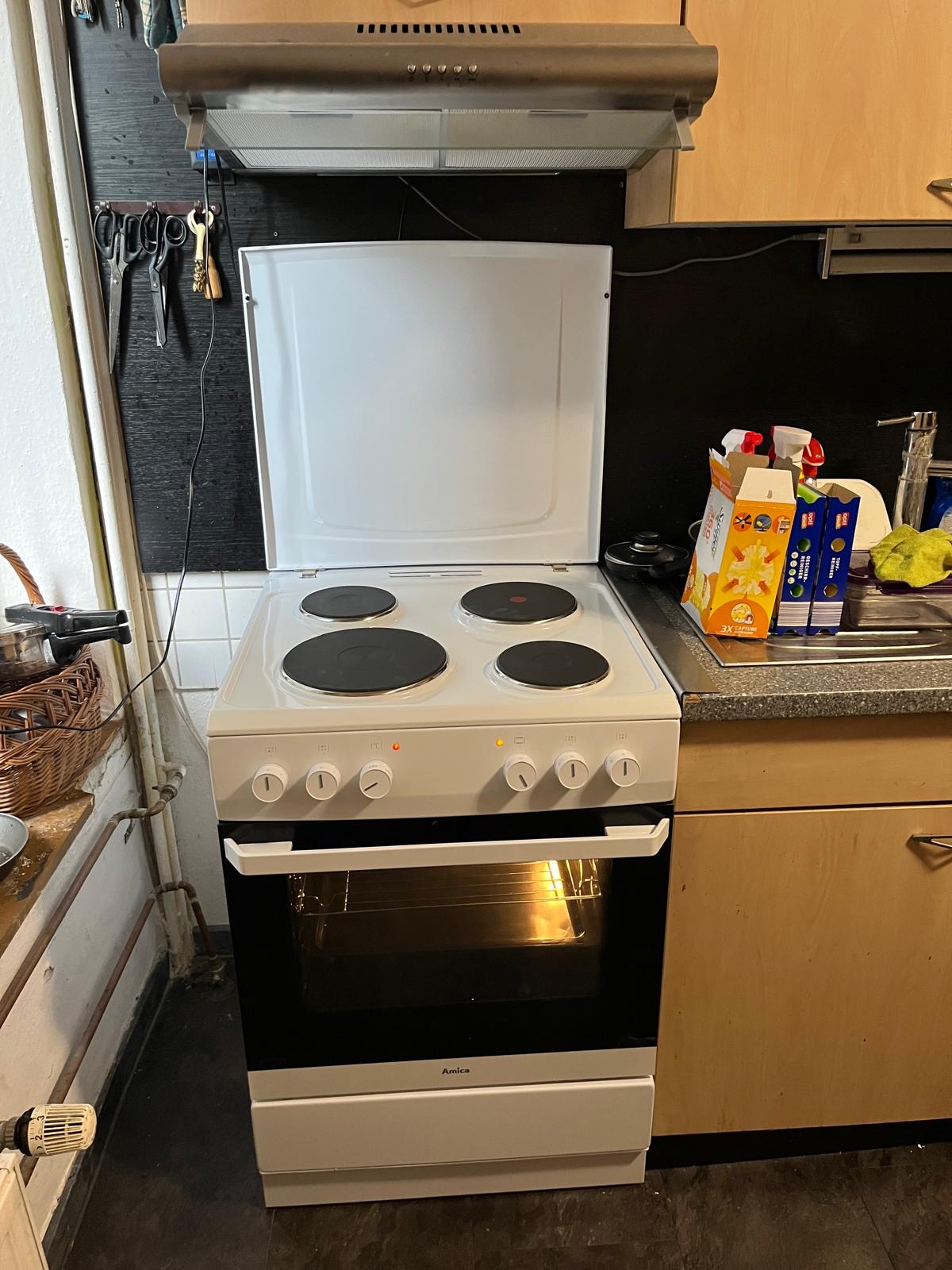 Der neue Elektro-Herd wurde von Mitarbeitern von Elektro Weichert direkt in die Wohnung geliefert - und ist hier bereits im Einsatz.