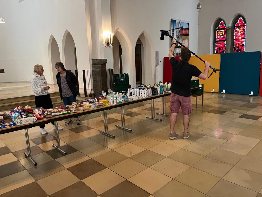 Die reichhaltige Seniorentafel wird gerade gefilmt.