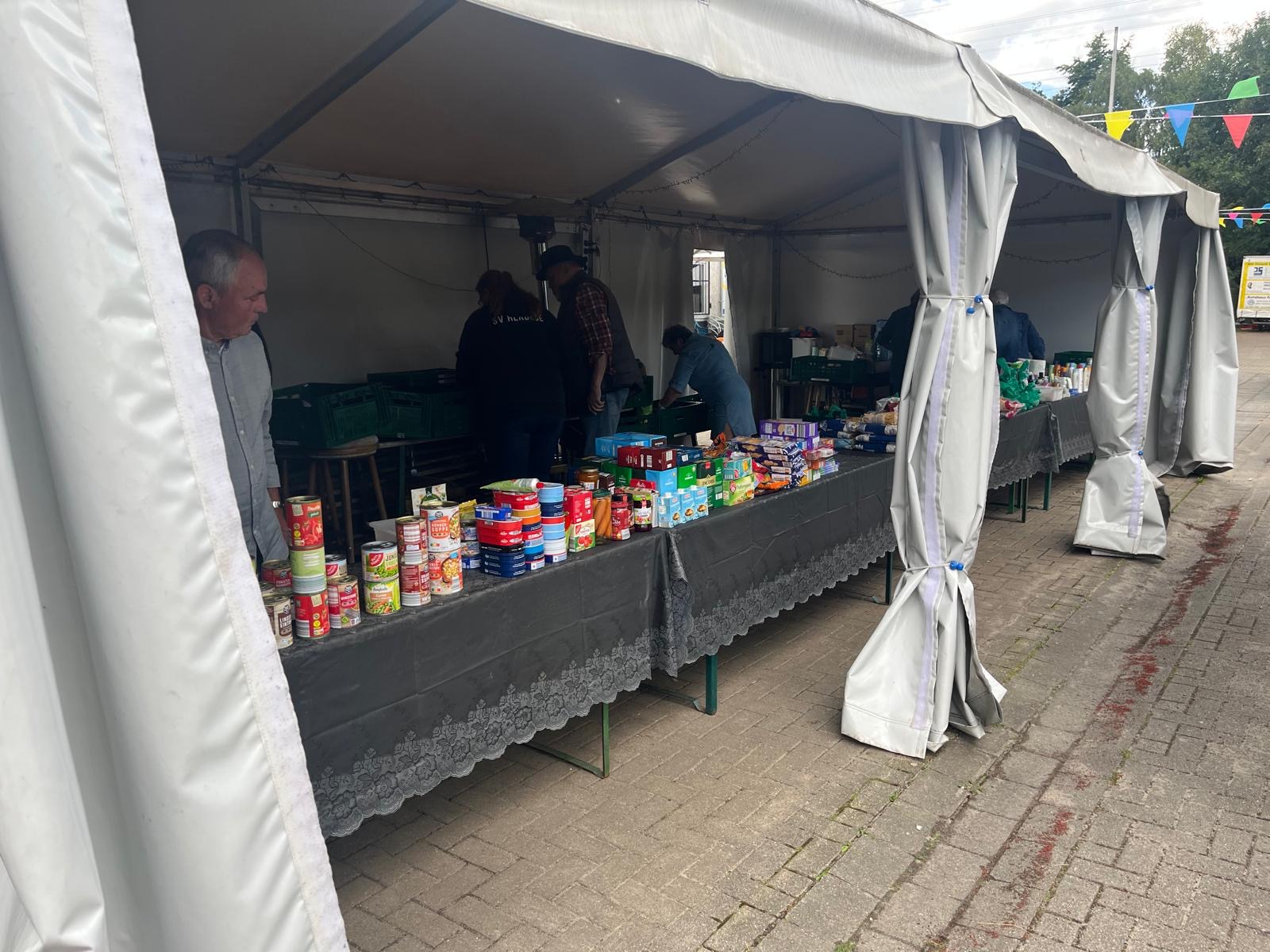Die Seniorentafel beim SV Herbede 1916 e.V. bot diesmal außer Konserven, haltbaren Lebensmitteln und Hygieneartikeln auch aufbackbare Brötchen und frisches Obst (, hygienisch in grüne Beutel verpackt) an.