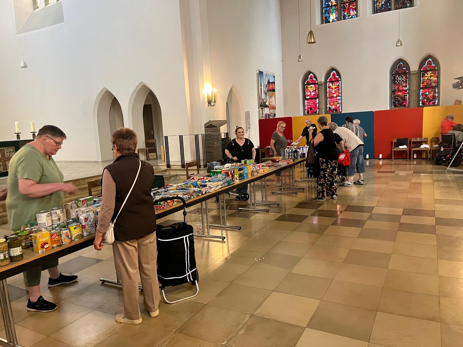 Ein Überblick über die Seniorentafel: Konserven-Dosen und -Gläser, haltbare Lebensmittel wie Nudeln, Kaffee usw. und Hygieneartikel