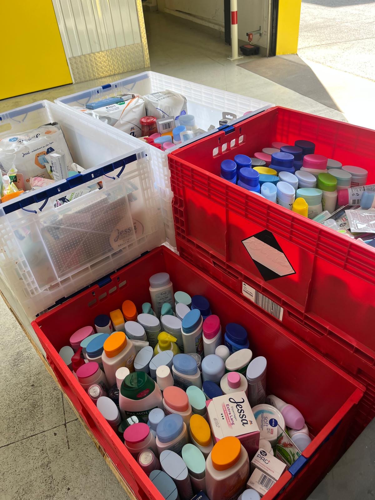 In den 4 Kisten sind Haarshampoo, Duschgel, Badezusatz, Handcreme sowie Zahnpflege-Artikel enthalten.