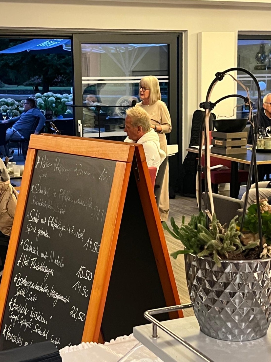 Die Speisetafel im Club Restaurant beinhaltete Portion Pfifferlinge in Zwiebeln und Speck für 10,-€ Schnitzel in Pfifferlingsoße mit Bratkartoffeln und Salat für 21,90 € Salat mit Pfifferlingen, in Zwiebeln und Speck gebraten für 19,80 € Gulasch mit Nudeln für 15,50 € Italienische Fleischlasagne für 14,90 € Zwiebelgeschnetzeltes mit hausgemachten Spätzle und Salat für 22,50 € Brackeler Krüstchen: Speck, Spiegelei, Schnitzel, Salat