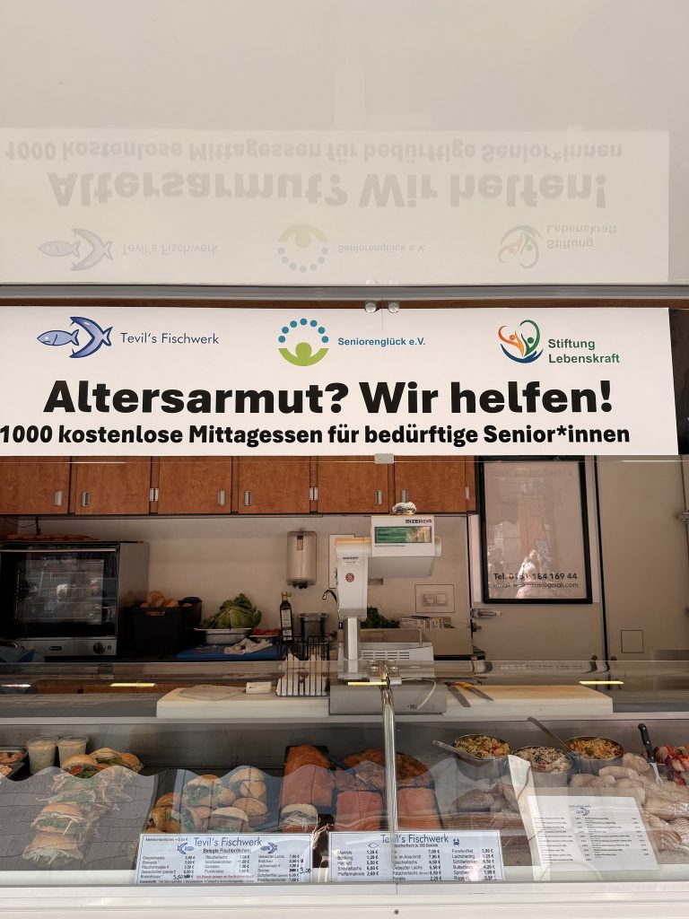 Altersarmut? Wir helfen! mit 1000 kostenlosen Mittagessen für bedürftige Senior*innen Eine gemeinschaftliche Aktion von Tevil's Fischwerk, der Stiftung Lebenskraft und dem Seniorenglück e.V.