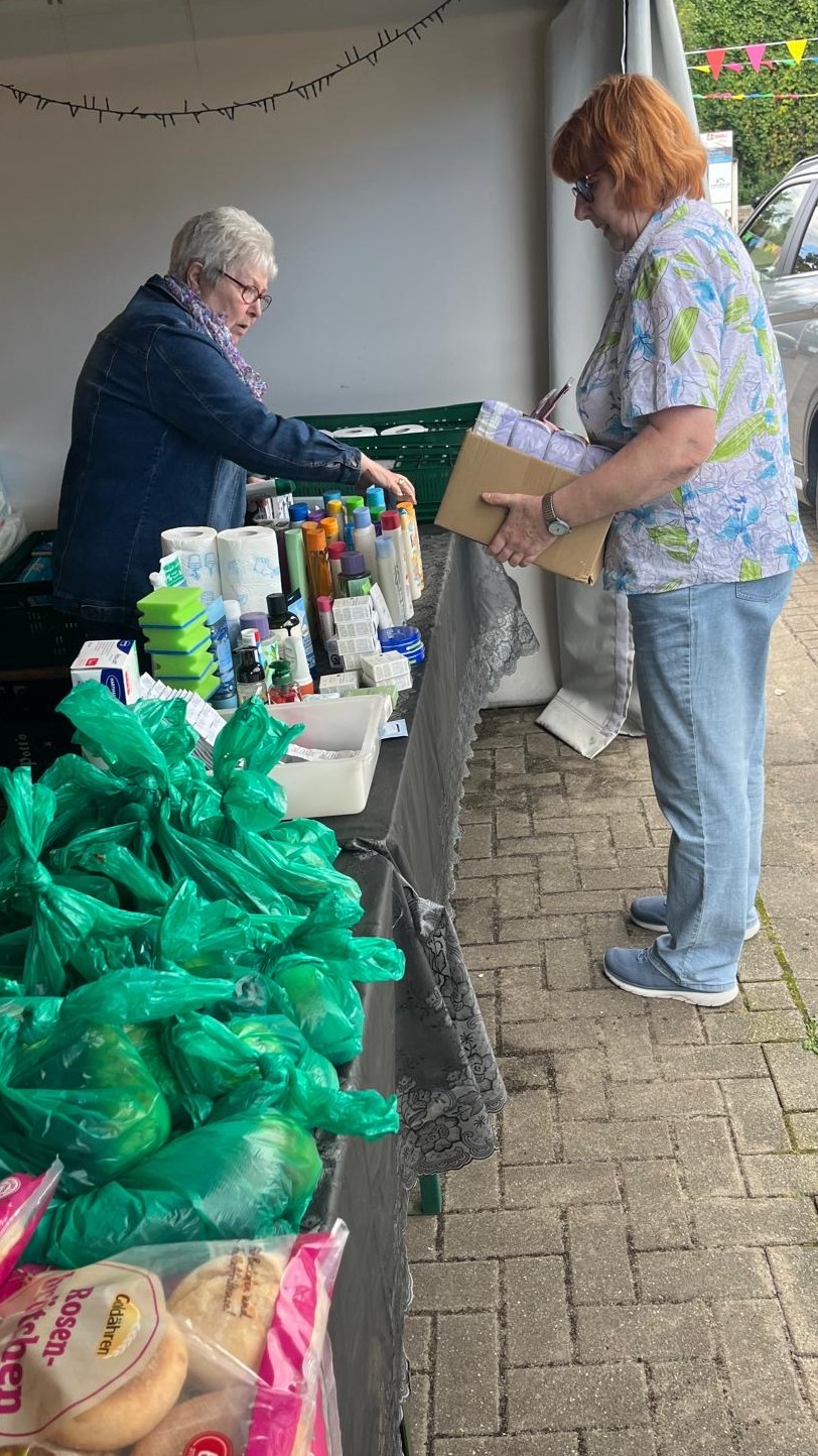 Frische Brötchen und frisches Obst gab es letzte Woche neben haltbaren Lebensmitteln und Hygieneartikeln bei der Seniorentafel beim SV Herbede 1916 e.V.
