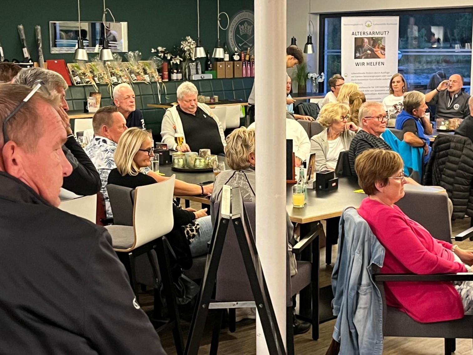 In gemütlicher Runde schauten sich die Seniorinnen und Senioren das Golf-Turnier an.