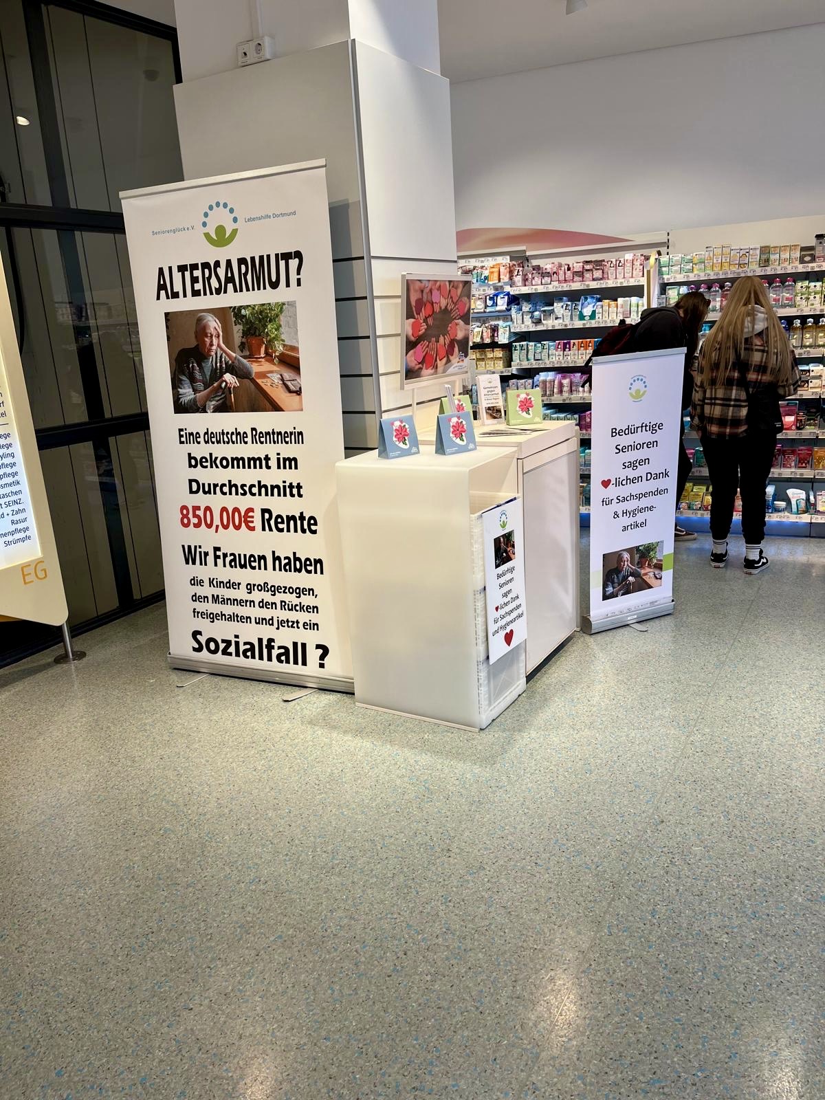 Bedürftige Senioren sagen herzlichen Dank für Sachspenden und Hygieneartikel. Altersarmut? - Eine deutsche Rentnerin bekommt im Durchschnitt 850,00 € Rente. Wir Frauen haben die Kinder großgezogen, den Männern den Rücken freigehalten - und jetzt ein Sozialfall?