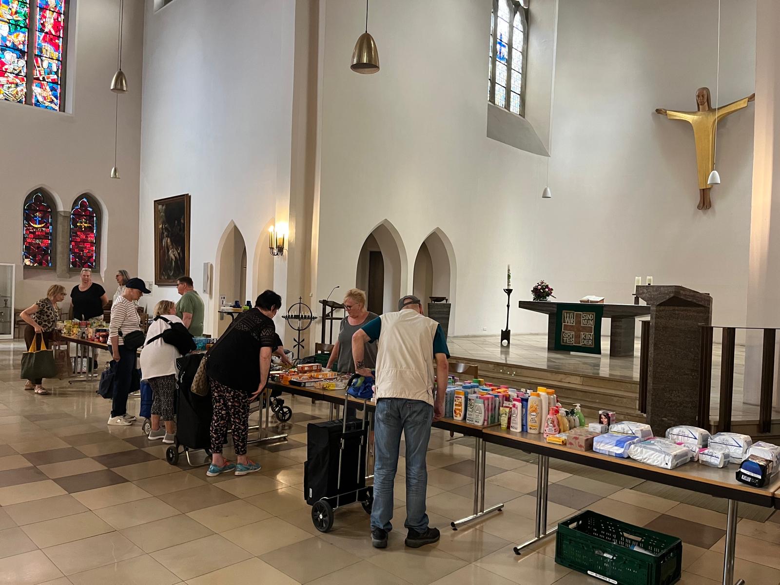 Außer haltbaren Lebensmitteln enthielt die Seniorentafel auch wieder viele Hygieneartikel wie Haarshampoo, Duschgel, Badezusatz, Zahnpflege-Produkte usw.