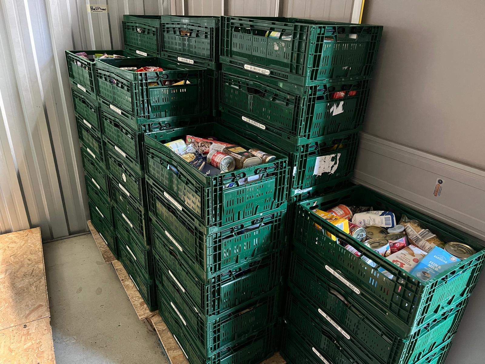 Die Spenden-Kisten mit haltbaren Lebensmitteln und Konserven-Dosen stehen im neuen Kühltransporter und warten auf ihre Auslieferung an die Seniorentafeln.