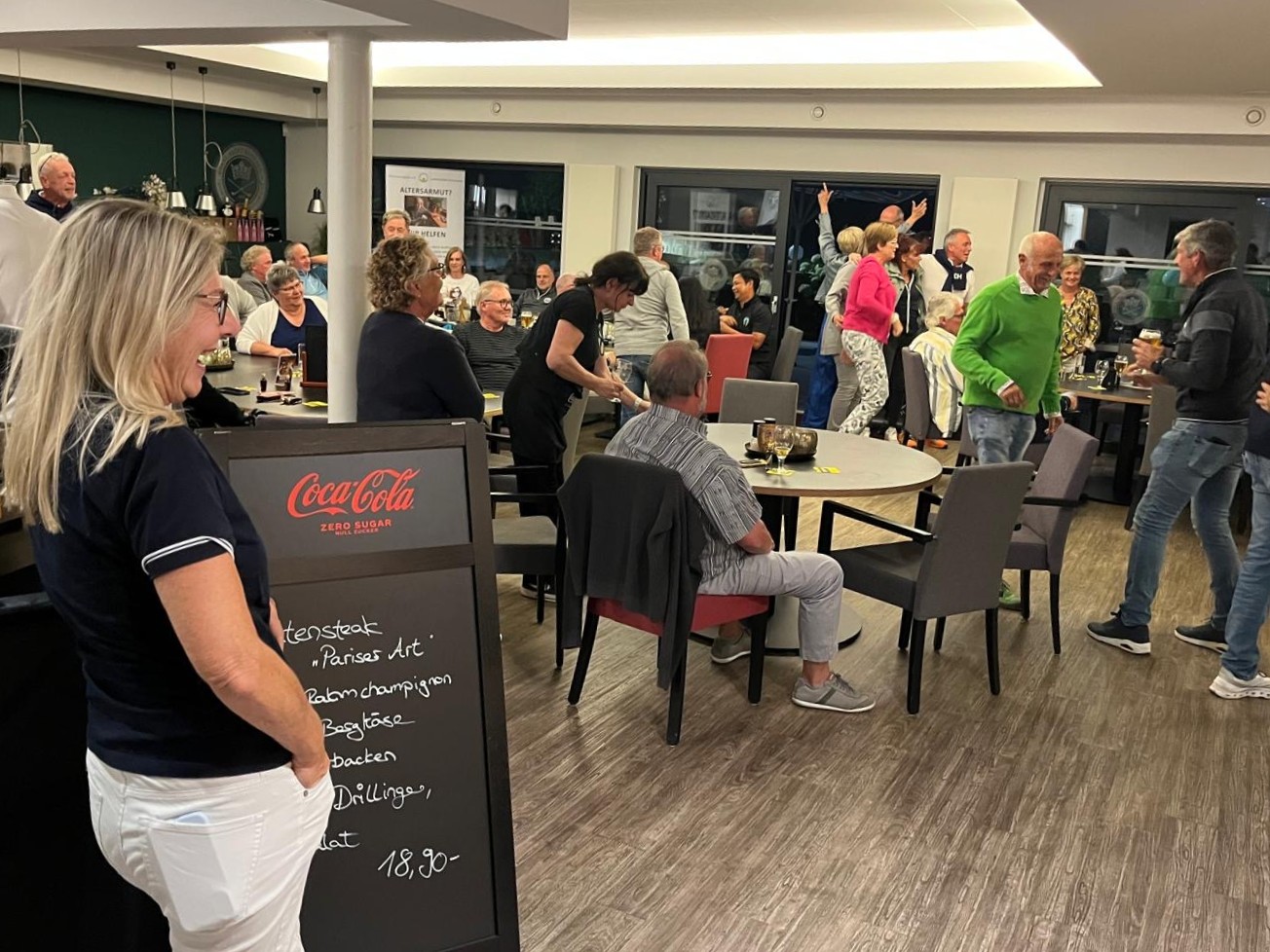 Umtrunk - Nach dem Golf-Turnier saßen die Gäste noch eine Weile bei erfrischenden Getränken zusammen.