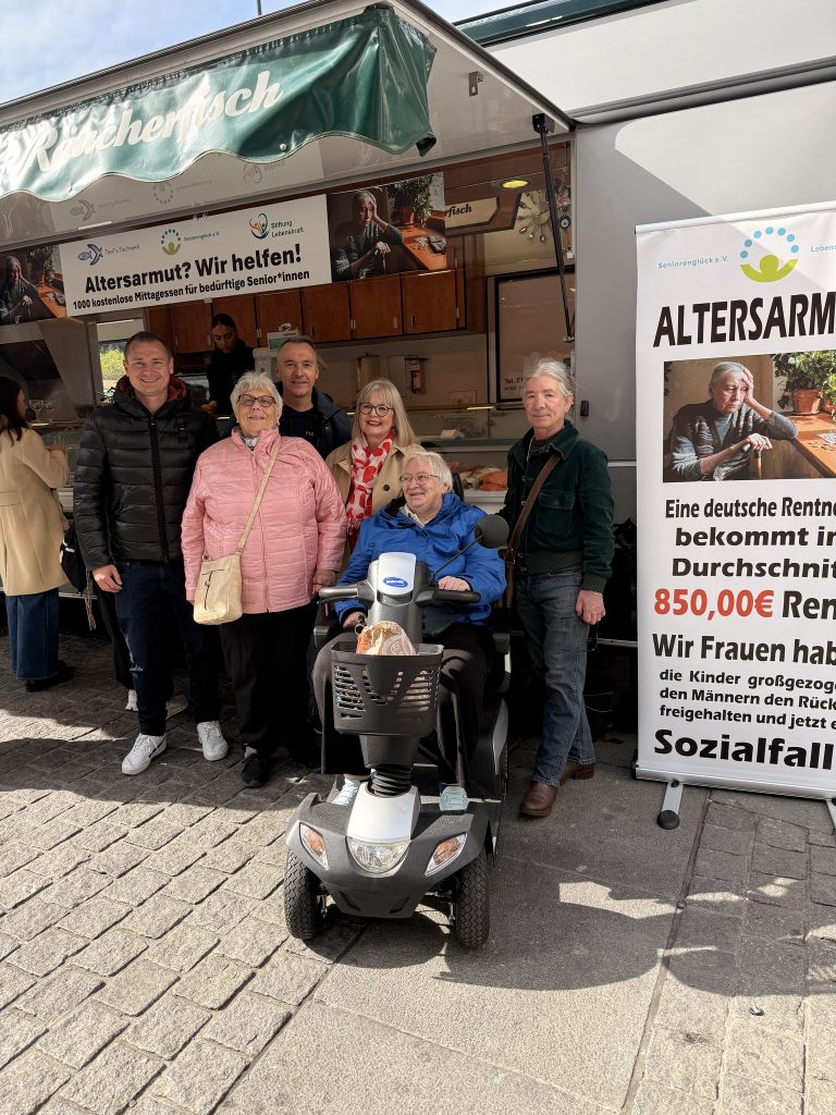 Altersarmut? Wir helfen! Die Mitarbeiter und ehrenamtlichen Helfer des Seniorenglück e.V. und der Stiftung Lebenskraft. In der Mitte, 3. von rechts, Frau Cornelia Sbosny, die 1. Vorsitzende des Seniorenglück e.V.