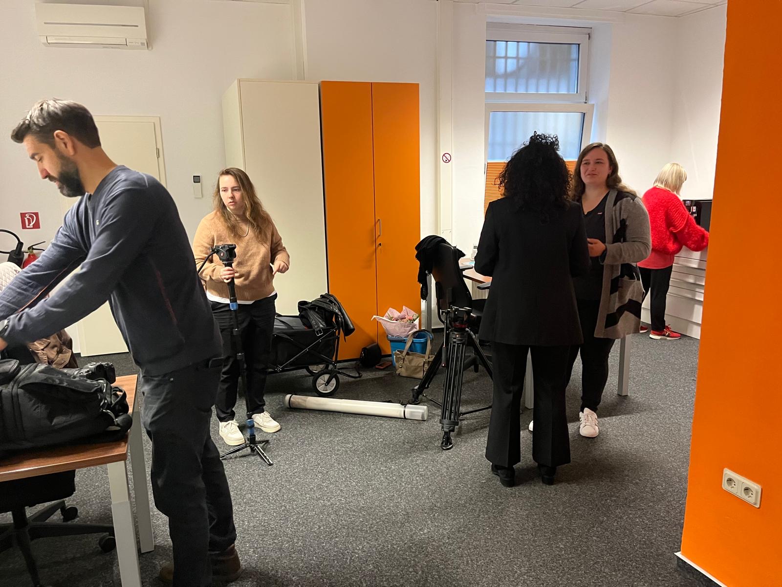 Das Kamera-Team des Dortmunder IT-Konzerns Materna hat den Seniorenglück e.V. nochmals im Dortmunder Büro in der Kaiserstraße 99 besucht. Die Kameraleute bauen hier gerade ihr Equipment auf.