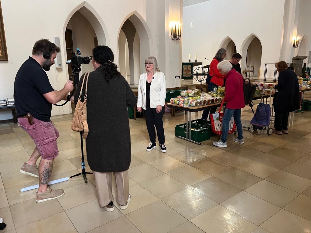 Das Kamera-Team filmt gerade die Seniorentafel.