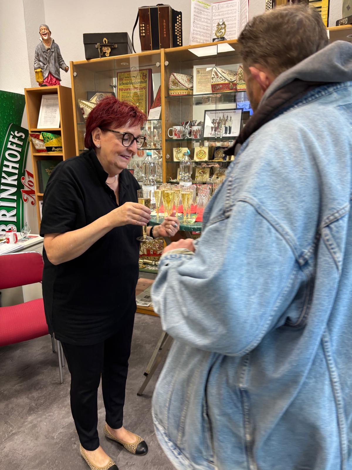 Sektempfang - Die Dortmunder Juwelen, so nennt man die ehemaligen Karnevalsprinzessinnen und Frauen, empfingen die Gäste mit einem Glas Sekt.