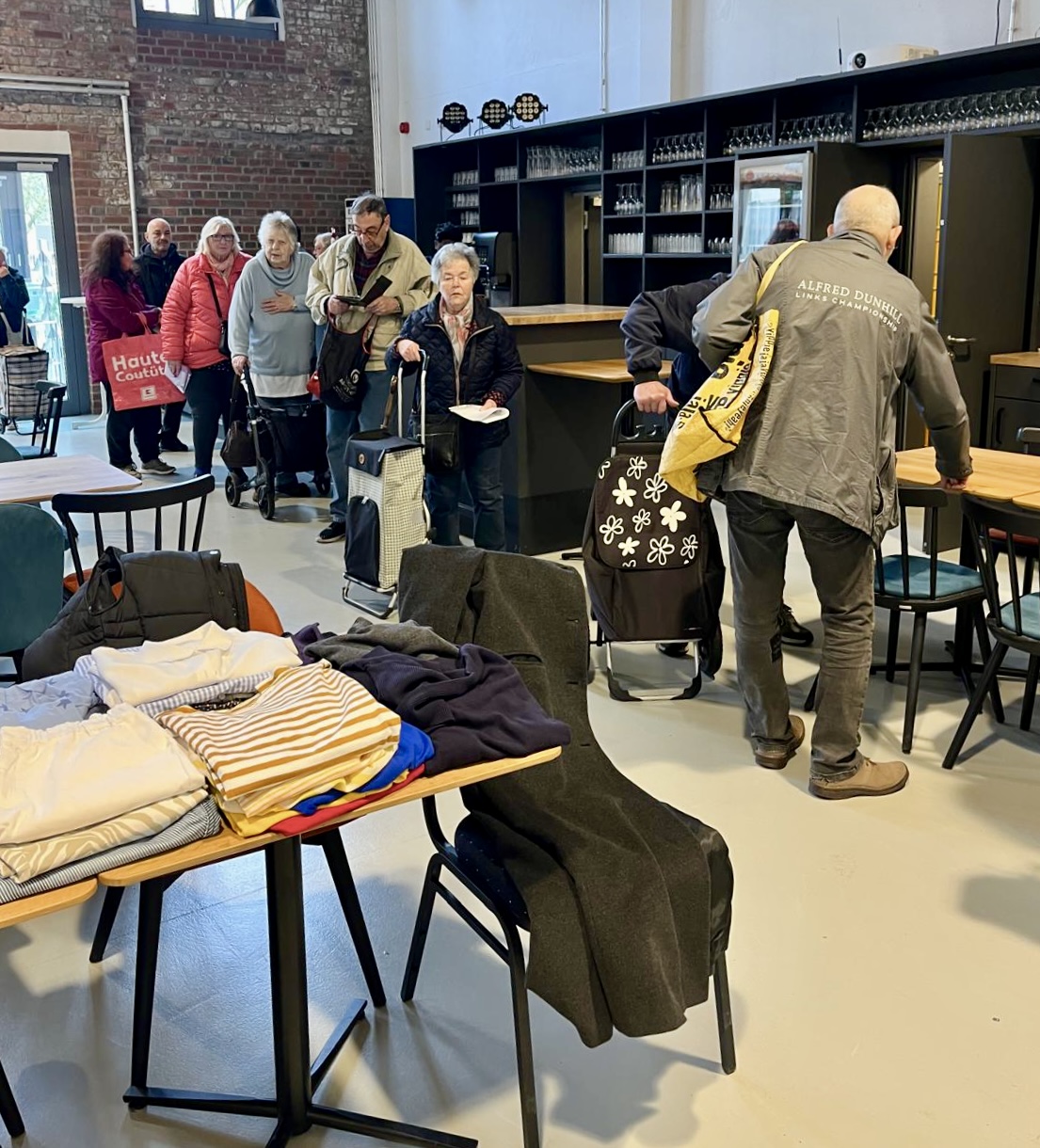 Bei der Seniorentafel in Dorstfeld, im Pulsschlag Bürgerhaus am 20.10.2025 gab es neben haltbaren Lebensmitteln und Hygieneartikeln auch zahlreiche Kleiderspenden.