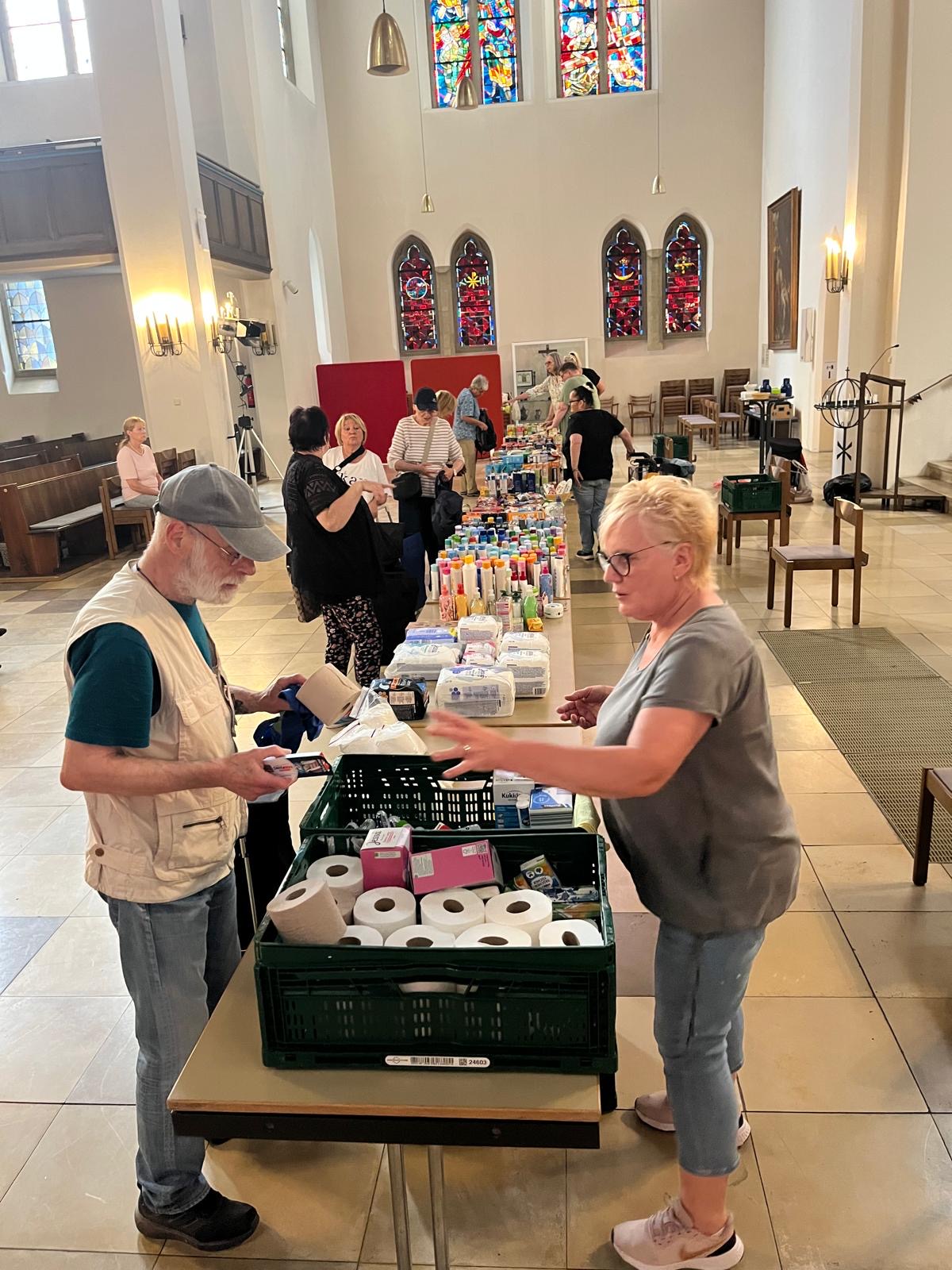 Die Seniorentafel enthielt viele Hygieneartikel wie Kukident Gebissreiniger, Zahnpasta, Zahnbürsten und - letztendlich - Toilettenpapier.