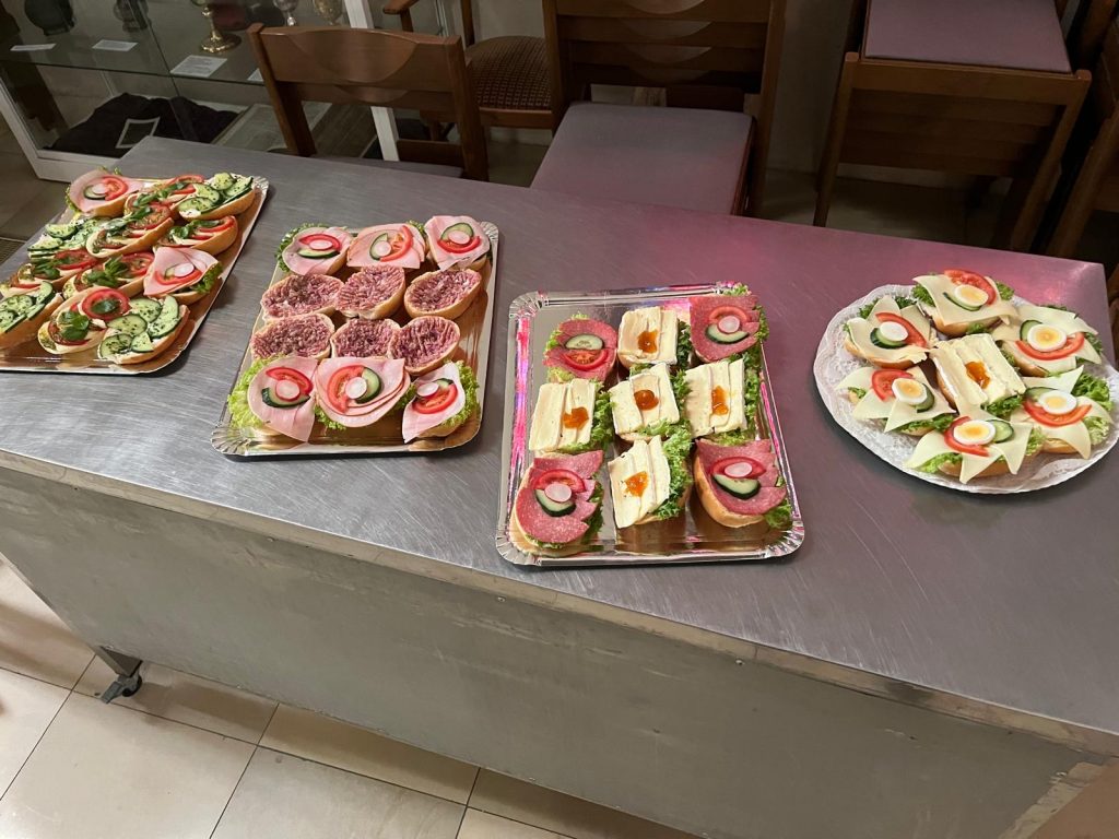 Köstlich belegte Brötchen gab es auch: Mit Gouda-Käse, Camembert, Salami, Schinken, Mett, Tomaten-, Gurken-, Radieschen- und Eierscheiben.