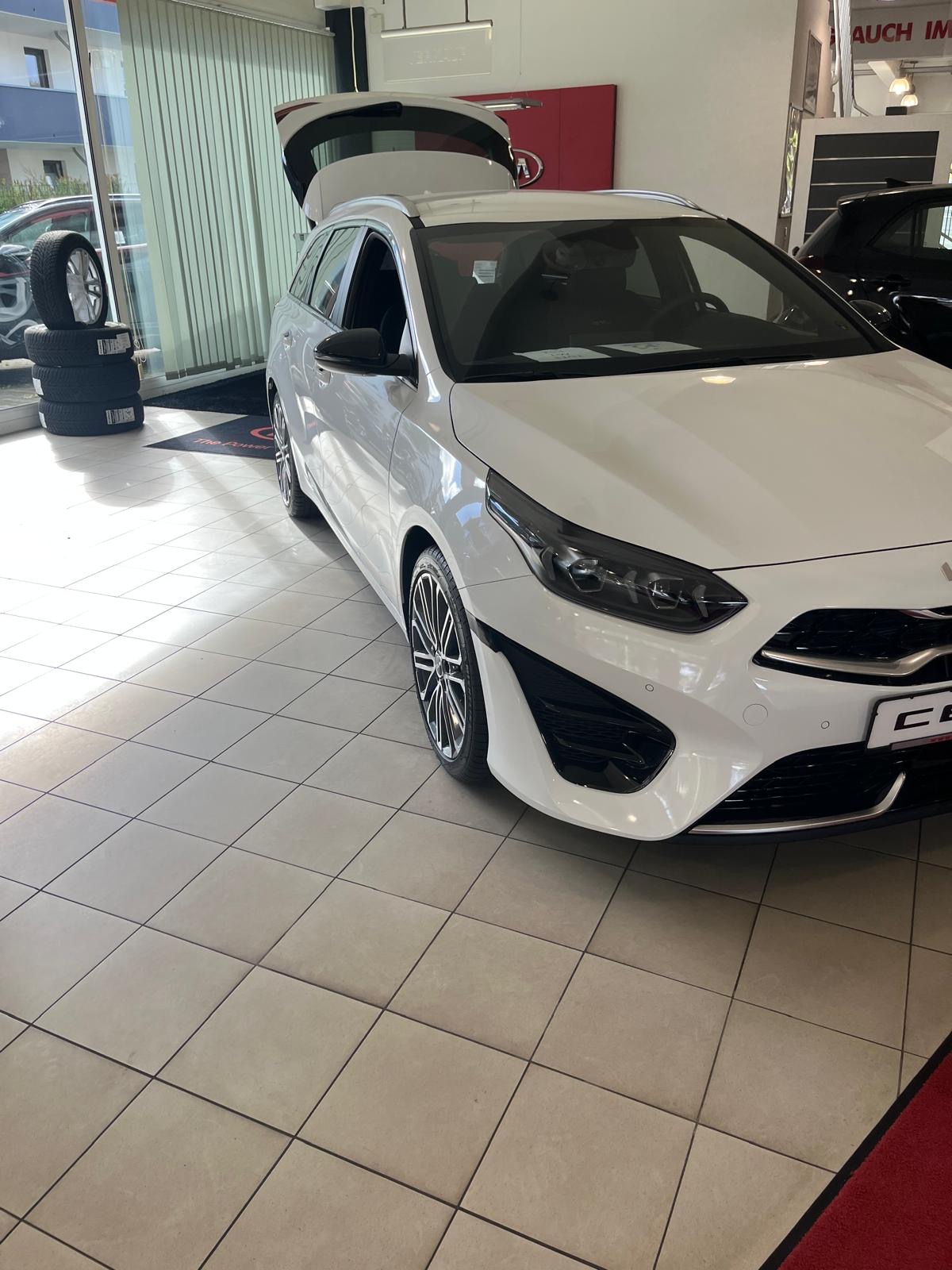 Das neue Kombi-Fahrzeug wird uns von der Motor Center Heinen GmbH, der Dortmunder Volksbank und der Stiftung Lebenskraft gespendet.