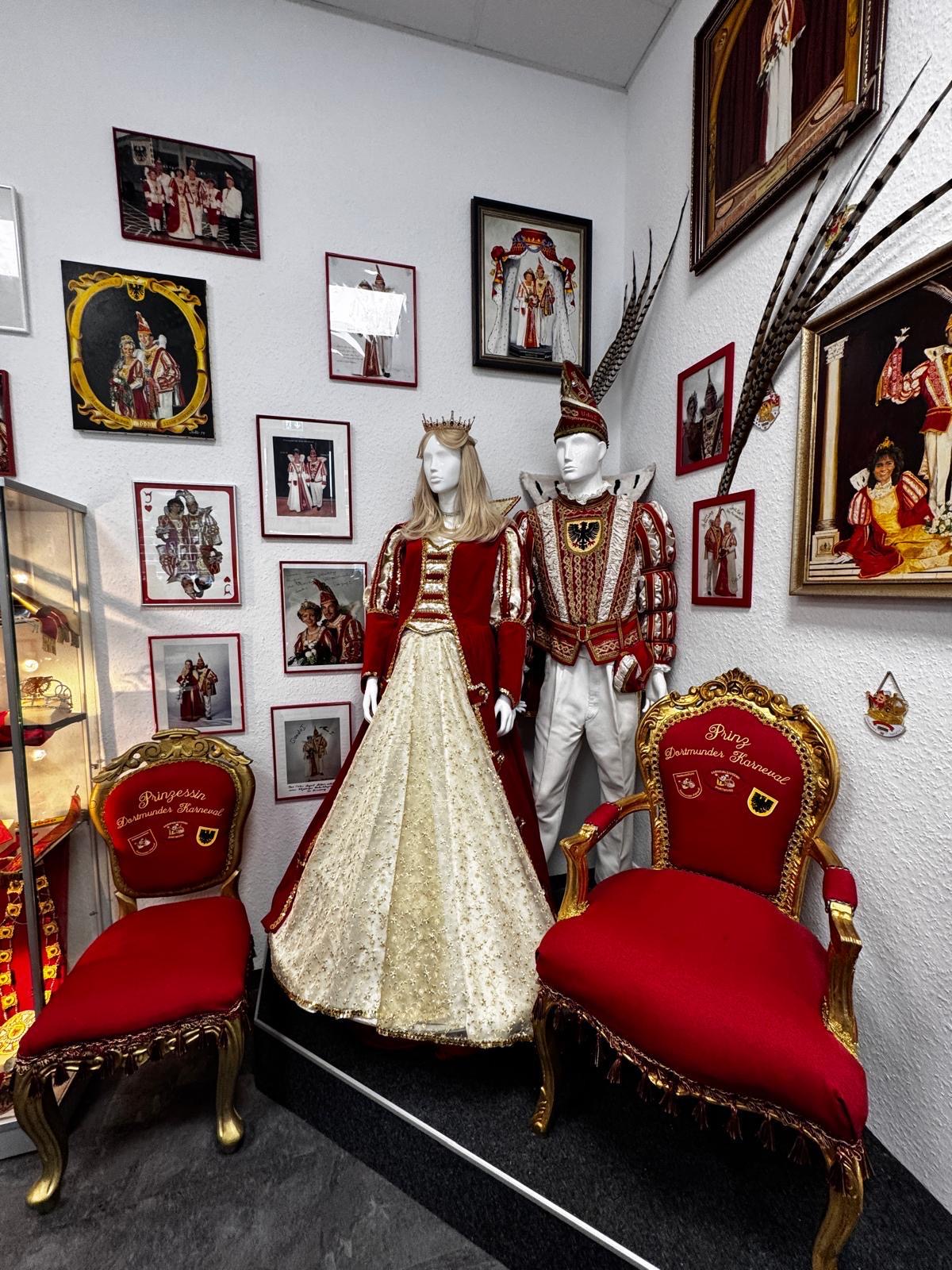 Das Karnevals-Prinzenpaar - Eine kleine Ausstellung der prächtigen Kostüme und etlicher Fotos von ehemaligen lebendigen Karnevals-Prinzenpaaren der vergangenen Jahre
