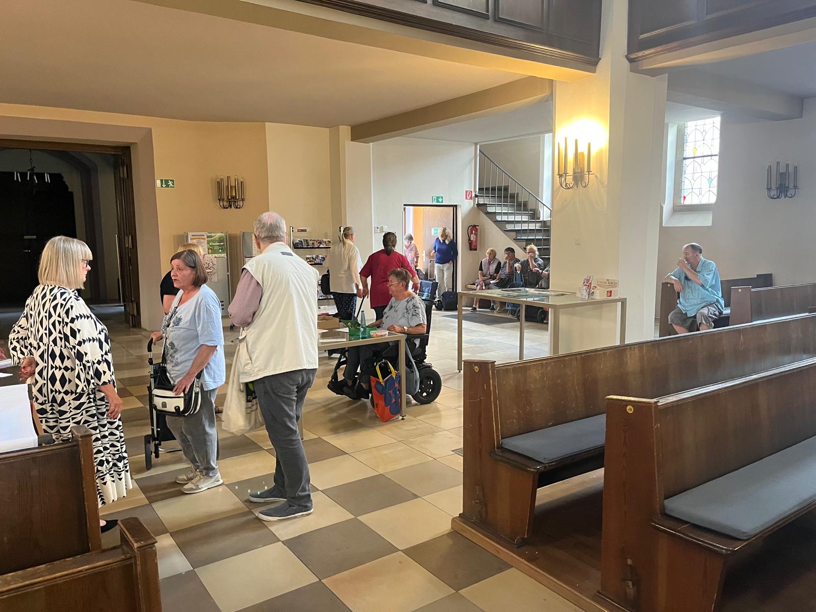 Aufgrund eines Wasserschadens im Gemeindehaus Hörde findet die Hörder Seniorentafel zur Zeit in der Evangelischen Luther-Kirche statt. Hier finden sich die ersten Senioren zur Anmeldung ein.